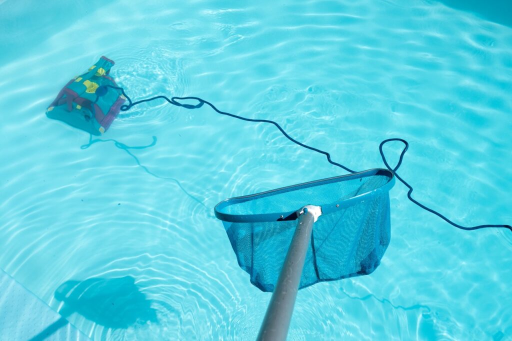 Nettoyage de piscine avec Pool Skimmer et robot de nettoyage sous-marin