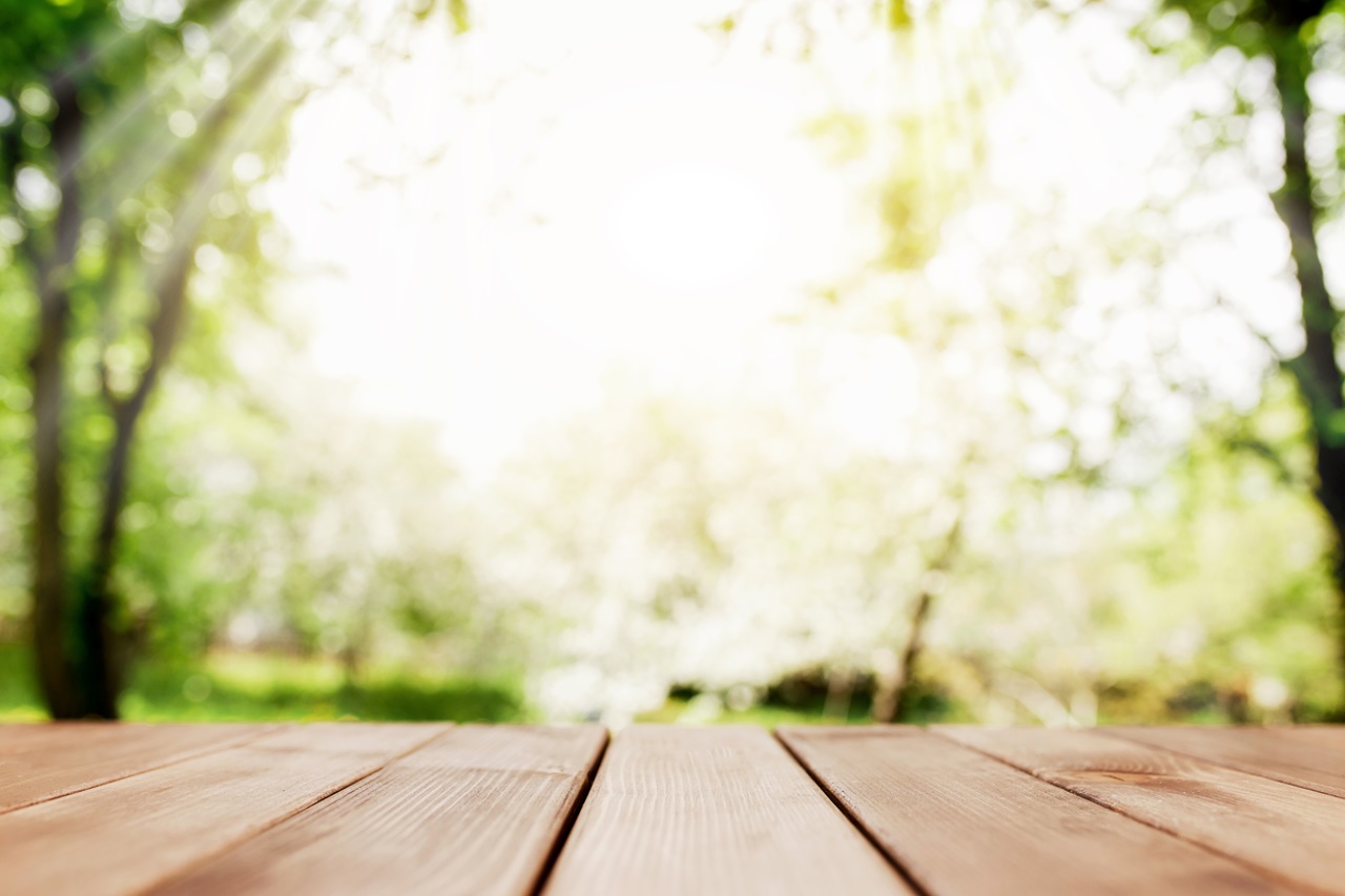 Les rayons du soleil sur la vue floue de la terrasse en bois sur le balcon