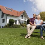 couple installé dans son jardin sur un banc