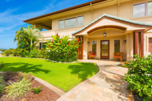 Comment planifier efficacement la rénovation extérieure de votre maison ? maison avec un jardin coloré