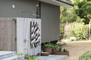 La douche extérieure, l’élément design qu’il faut absolument à votre maison moderne douche-exterieure