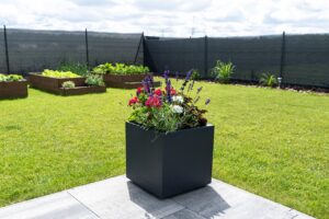 Choisir une clôture de jardin adaptée au vent : conseils et solutions pour allier solidité et esthétisme