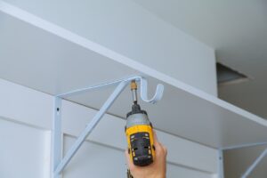Installer une étagère murale : conseils et astuces pour une pose réussie