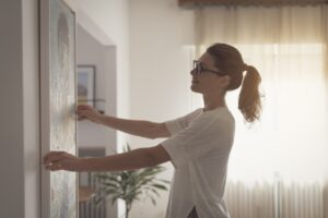 Installer un tableau sans percer : astuces et solutions faciles pour une fixation murale propre