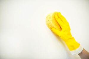 Comment nettoyer un mur blanc sans laisser de traces ?