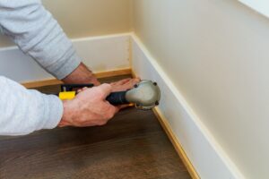 Comment poser des plinthes facilement et efficacement chez soi ?