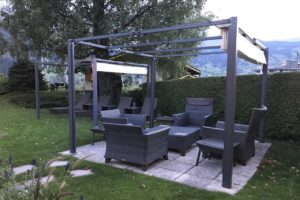 Pergola bioclimatique, toit fixe ou toile enroulable : comment choisir la bonne pergola ? pergola-jardin-choisir