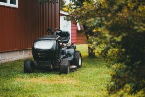 Réparer ou changer sa tondeuse à gazon, comment faire le bon choix ? reparer-tracteur-tondeuse-gazon